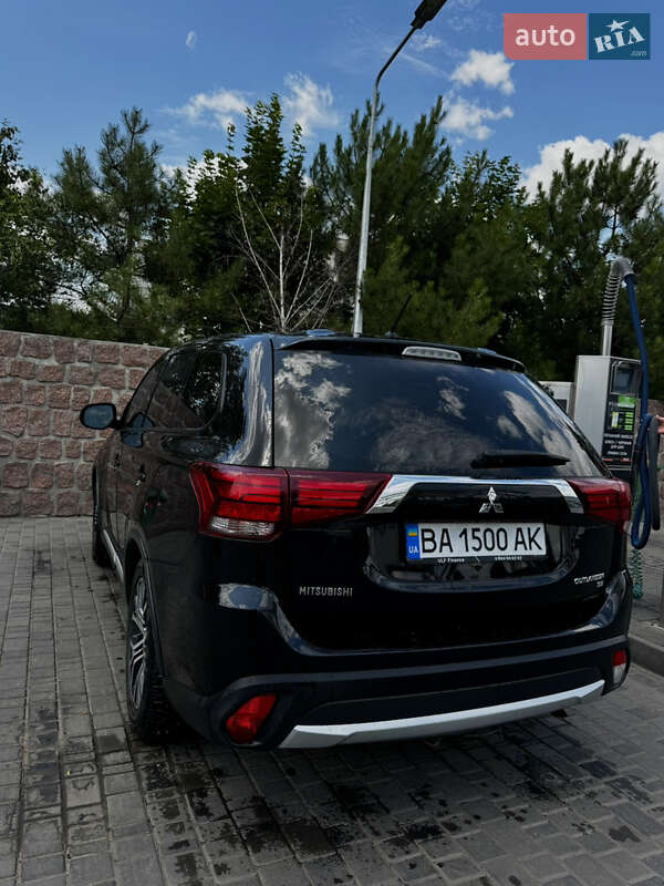 Внедорожник / Кроссовер Mitsubishi Outlander 2016 в Кропивницком