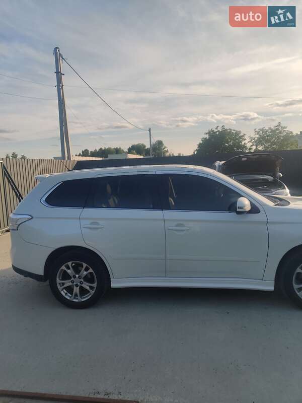 Внедорожник / Кроссовер Mitsubishi Outlander 2013 в Киеве