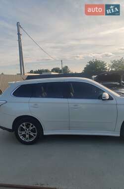 Внедорожник / Кроссовер Mitsubishi Outlander 2013 в 