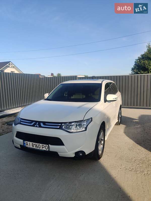 Внедорожник / Кроссовер Mitsubishi Outlander 2013 в 