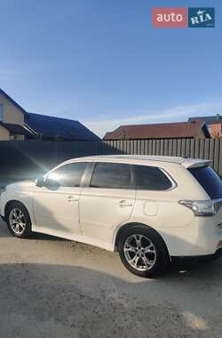 Внедорожник / Кроссовер Mitsubishi Outlander 2013 в 