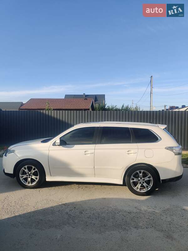 Внедорожник / Кроссовер Mitsubishi Outlander 2013 в Киеве