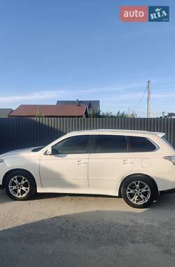 Внедорожник / Кроссовер Mitsubishi Outlander 2013 в 