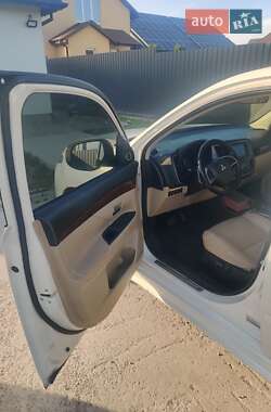 Внедорожник / Кроссовер Mitsubishi Outlander 2013 в 