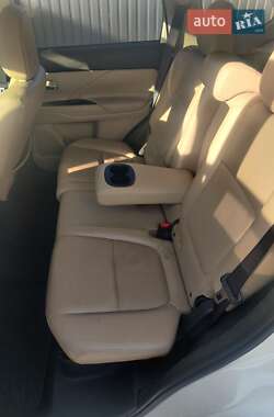 Внедорожник / Кроссовер Mitsubishi Outlander 2013 в 