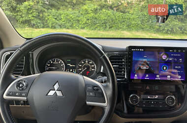 Внедорожник / Кроссовер Mitsubishi Outlander 2013 в 