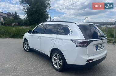 Внедорожник / Кроссовер Mitsubishi Outlander 2012 в 