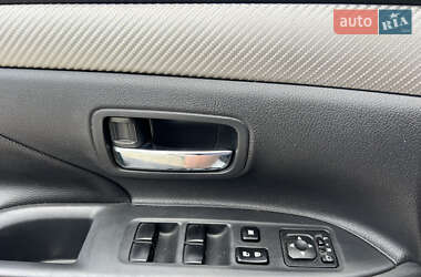 Внедорожник / Кроссовер Mitsubishi Outlander 2012 в 