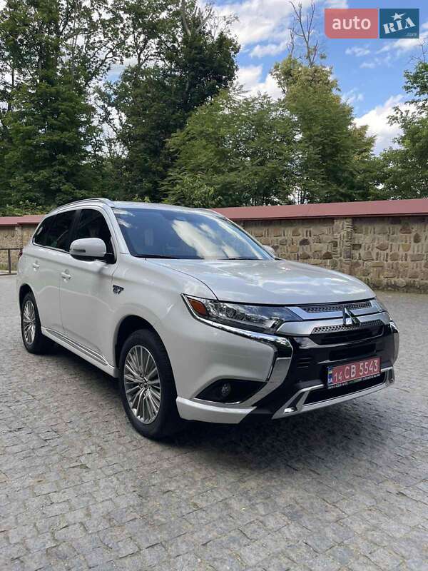 Позашляховик / Кросовер Mitsubishi Outlander 2021 в Чернівцях