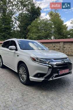 Внедорожник / Кроссовер Mitsubishi Outlander 2021 в 