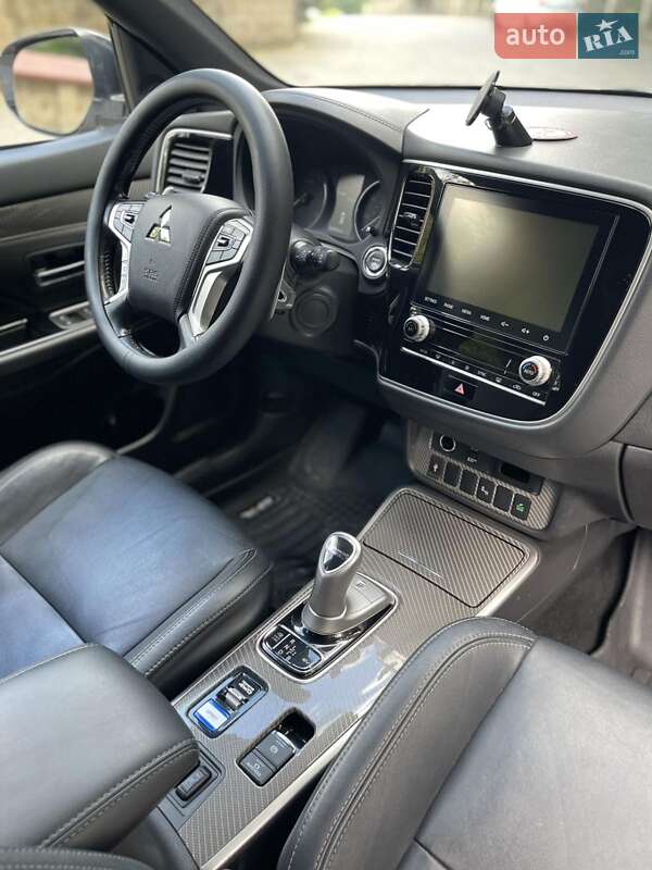 Позашляховик / Кросовер Mitsubishi Outlander 2021 в Чернівцях