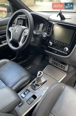 Внедорожник / Кроссовер Mitsubishi Outlander 2021 в 