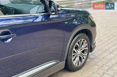 Позашляховик / Кросовер Mitsubishi Outlander 2015 в 