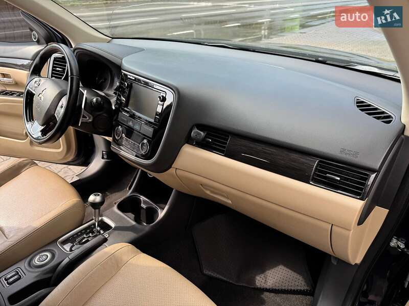 Позашляховик / Кросовер Mitsubishi Outlander 2015 в Броварах