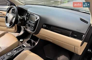 Позашляховик / Кросовер Mitsubishi Outlander 2015 в 