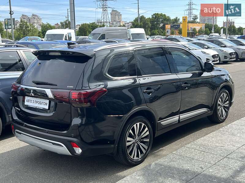 Внедорожник / Кроссовер Mitsubishi Outlander 2020 в Киеве
