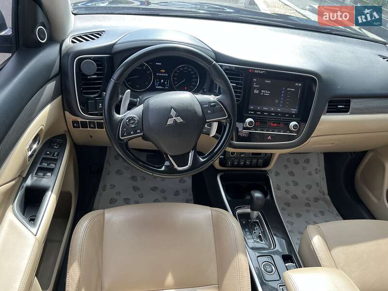 Внедорожник / Кроссовер Mitsubishi Outlander 2020 в Киеве