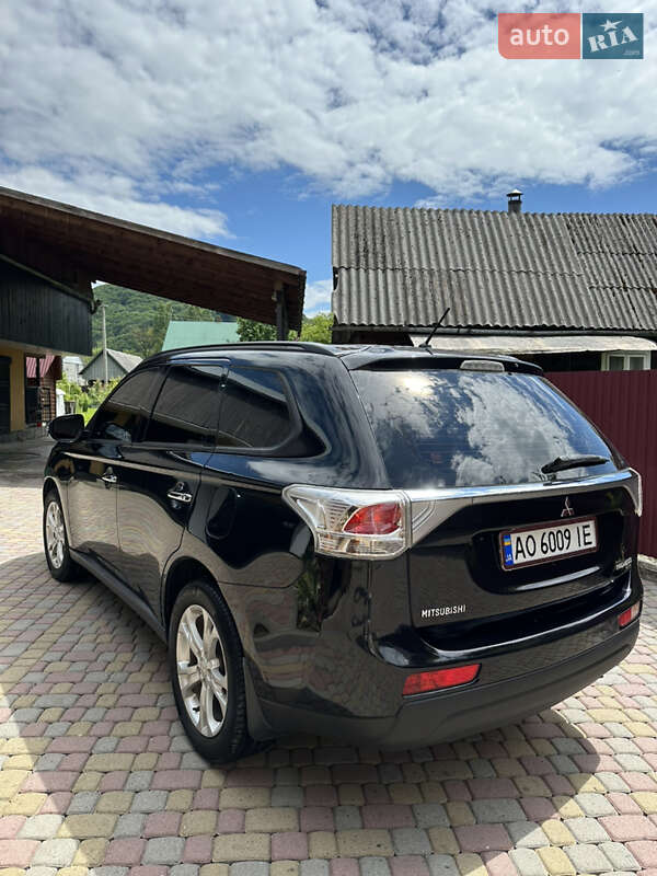 Позашляховик / Кросовер Mitsubishi Outlander 2013 в Тячеві