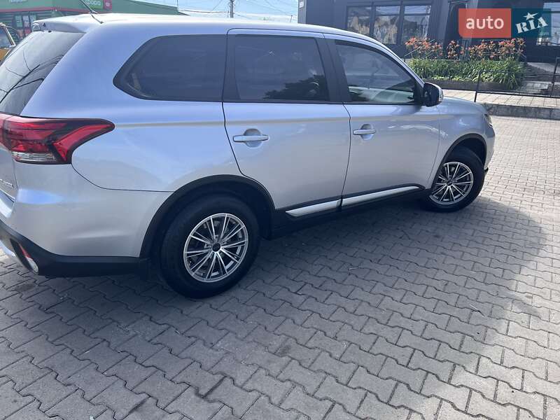 Внедорожник / Кроссовер Mitsubishi Outlander 2016 в Киеве