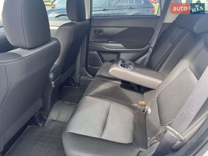 Внедорожник / Кроссовер Mitsubishi Outlander 2016 в Киеве