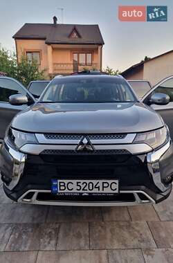 Внедорожник / Кроссовер Mitsubishi Outlander 2020 в 