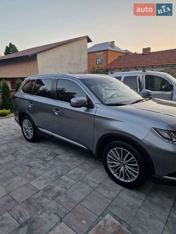 Внедорожник / Кроссовер Mitsubishi Outlander 2020 в Львове