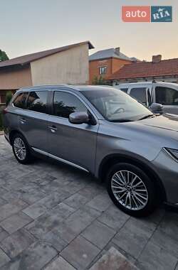 Внедорожник / Кроссовер Mitsubishi Outlander 2020 в 