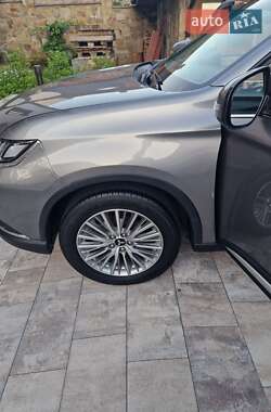 Внедорожник / Кроссовер Mitsubishi Outlander 2020 в 