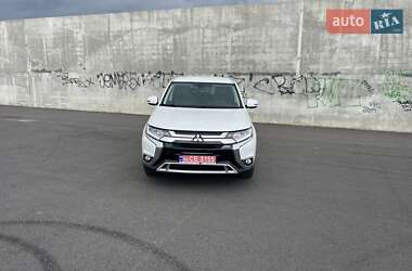 Внедорожник / Кроссовер Mitsubishi Outlander 2016 в 