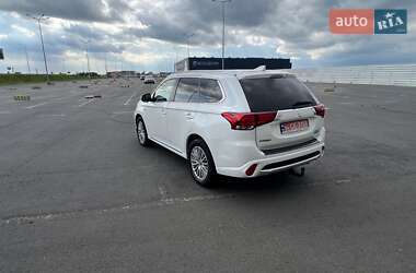 Внедорожник / Кроссовер Mitsubishi Outlander 2016 в 