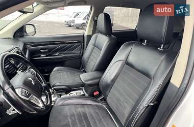 Внедорожник / Кроссовер Mitsubishi Outlander 2016 в 