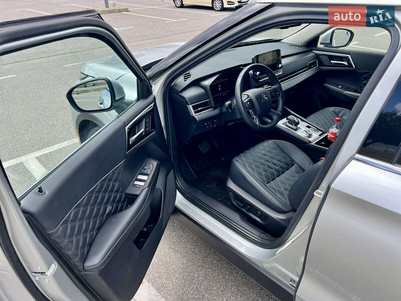 Внедорожник / Кроссовер Mitsubishi Outlander 2023 в Киеве