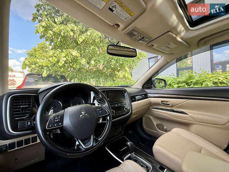 Внедорожник / Кроссовер Mitsubishi Outlander 2017 в Киеве