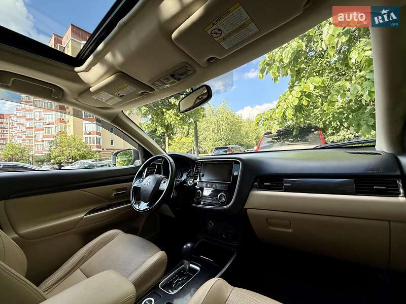 Внедорожник / Кроссовер Mitsubishi Outlander 2017 в Киеве