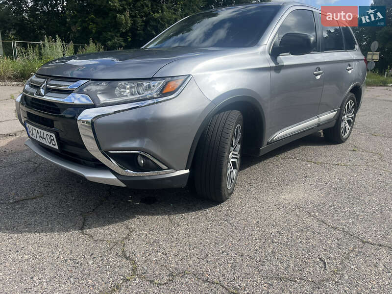Внедорожник / Кроссовер Mitsubishi Outlander 2017 в 