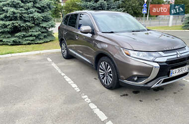Внедорожник / Кроссовер Mitsubishi Outlander 2019 в Киеве