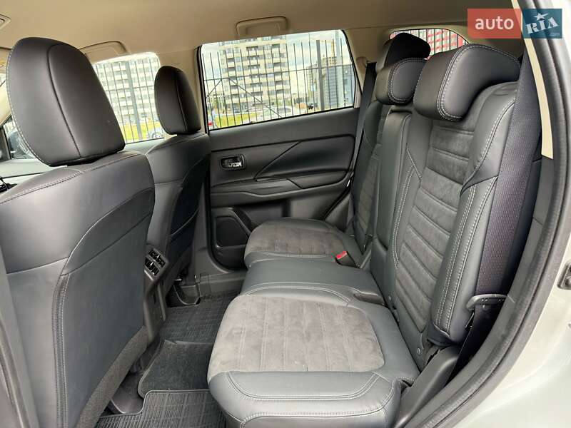 Внедорожник / Кроссовер Mitsubishi Outlander 2023 в Киеве