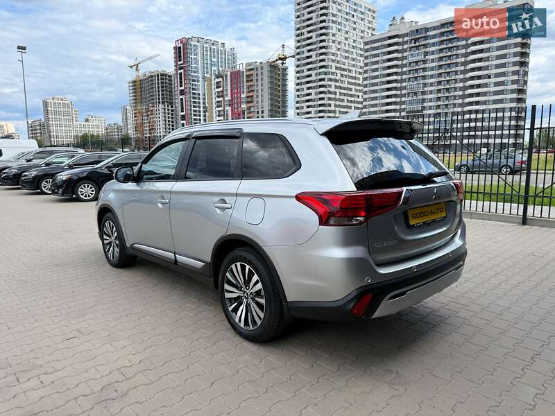 Внедорожник / Кроссовер Mitsubishi Outlander 2023 в Киеве