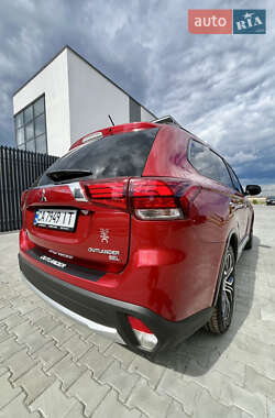 Внедорожник / Кроссовер Mitsubishi Outlander 2015 в 