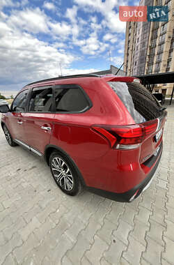Внедорожник / Кроссовер Mitsubishi Outlander 2015 в 