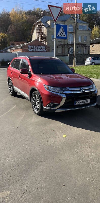 Внедорожник / Кроссовер Mitsubishi Outlander 2016 в 