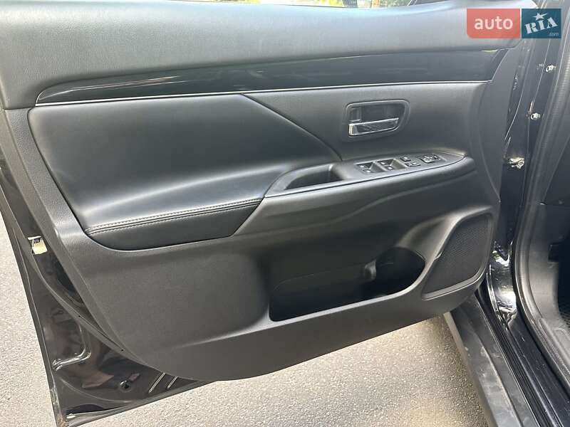 Внедорожник / Кроссовер Mitsubishi Outlander 2019 в Киеве
