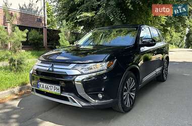 Позашляховик / Кросовер Mitsubishi Outlander 2019 в Києві