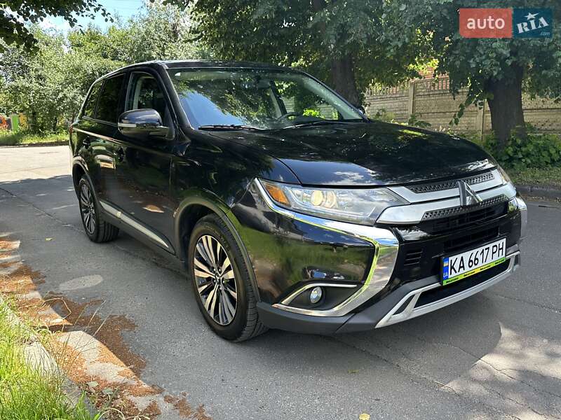 Внедорожник / Кроссовер Mitsubishi Outlander 2019 в Киеве