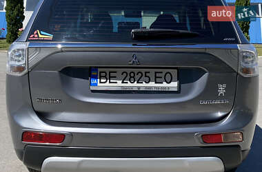 Позашляховик / Кросовер Mitsubishi Outlander 2014 в 