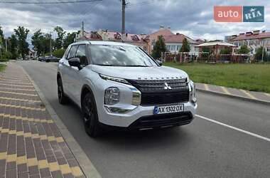 Внедорожник / Кроссовер Mitsubishi Outlander 2022 в 