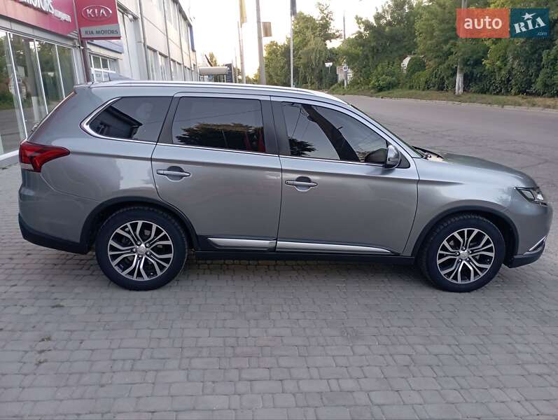 Позашляховик / Кросовер Mitsubishi Outlander 2017 в Запоріжжі