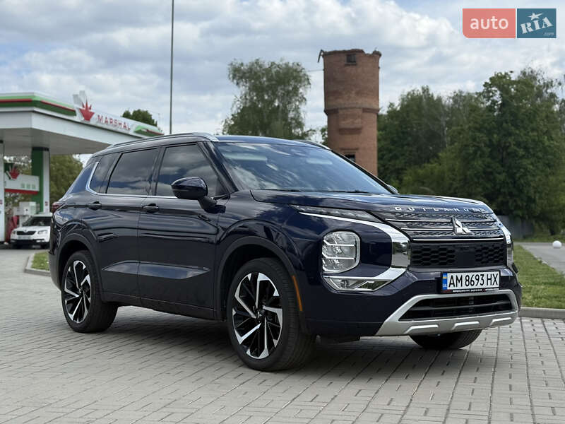Позашляховик / Кросовер Mitsubishi Outlander 2022 в 