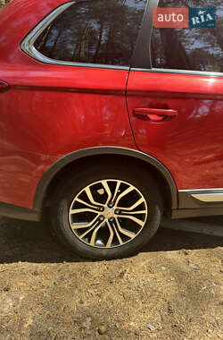 Внедорожник / Кроссовер Mitsubishi Outlander 2017 в 