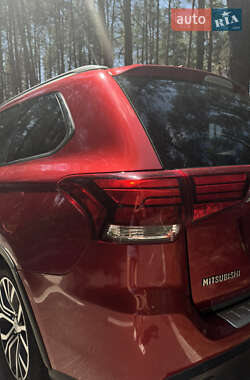 Внедорожник / Кроссовер Mitsubishi Outlander 2017 в 